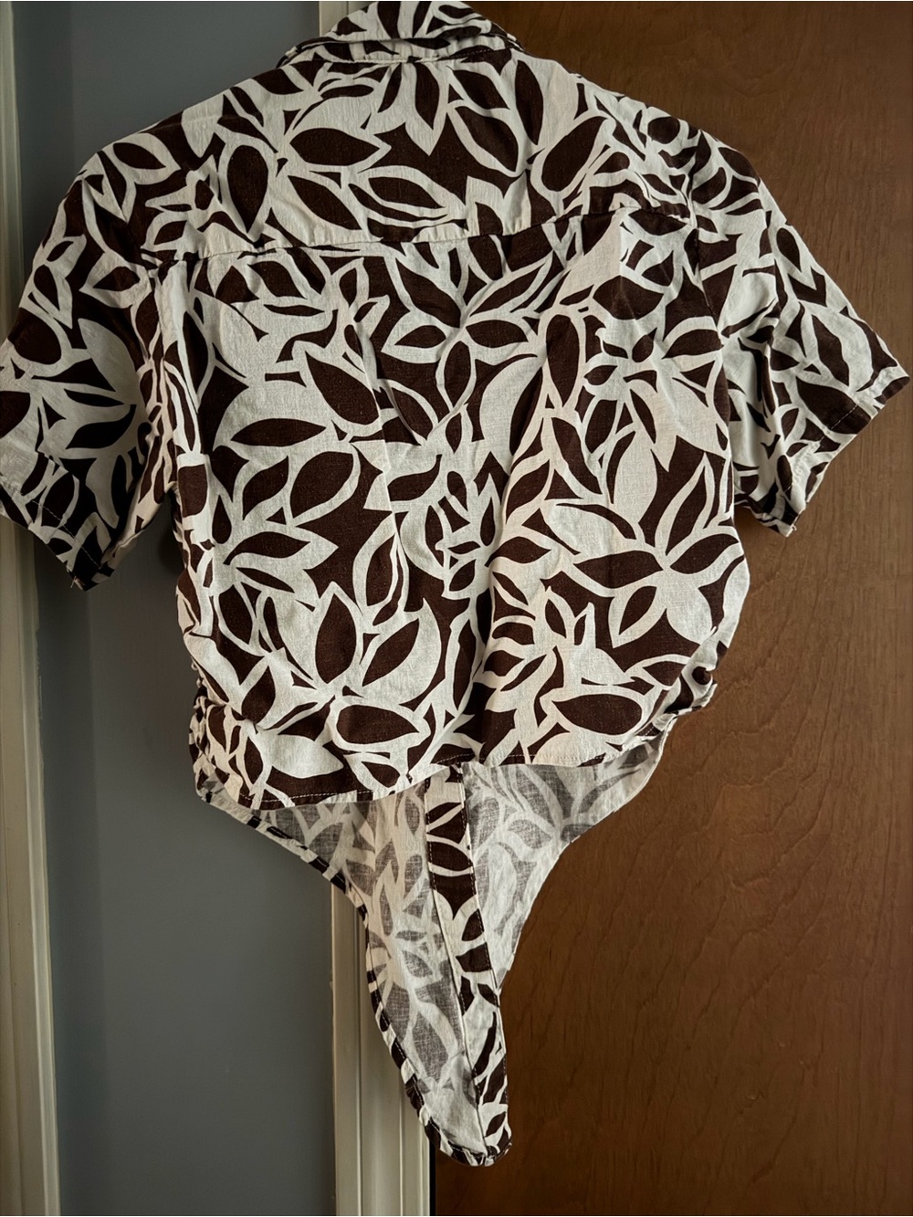 Sanctuary Brown and White Leaf-Print Button-Down Top with Tie Bottom NWOT - Picture 3 of 5